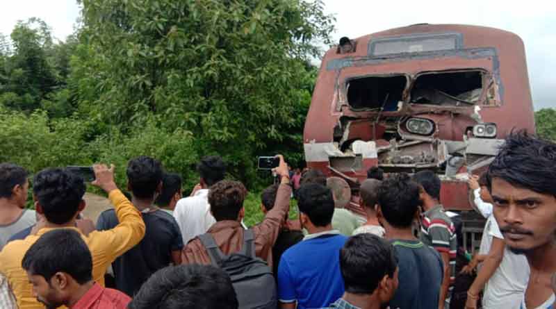 চলন্ত ট্রেনের ধাক্কায় গুরুতর জখম হাতি, বিকল ইঞ্জিন