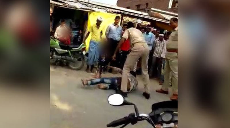 শিশুর সামনে যুবককে বেদম মার, ক্যামেরাবন্দি পুলিশি বর্বরতা