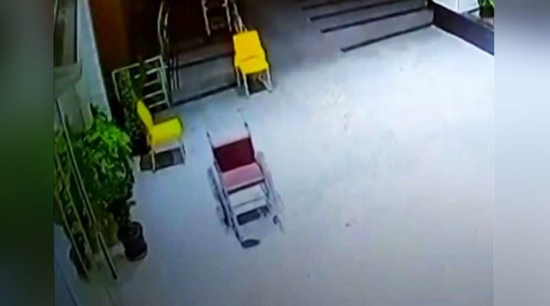 হাসপাতালে ঘুরছে ‘ভূতুড়ে’ হুইলচেয়ার! ভাইরাল ভিডিওয় ছড়াল আতঙ্ক