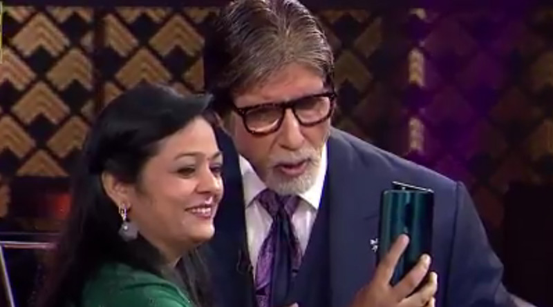 Amitabh Bachchan makes a TikTok video with a contestant