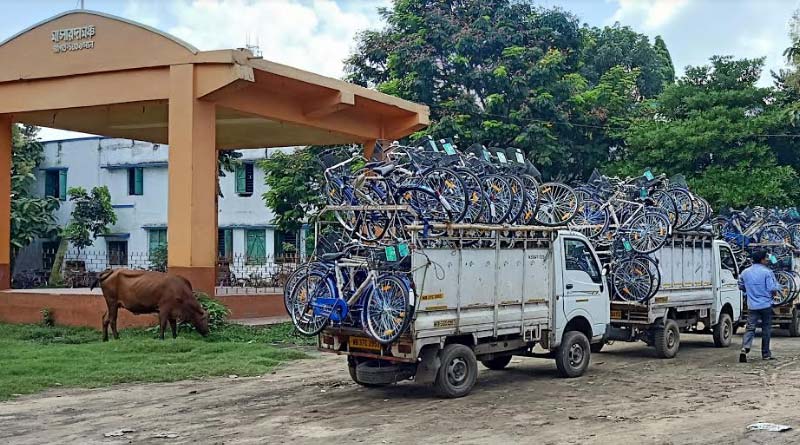 টাকার বিনিময়ে সবুজসাথীর সাইকেল বিলি! প্রশ্ন করতেই মারমুখী প্রধান শিক্ষক