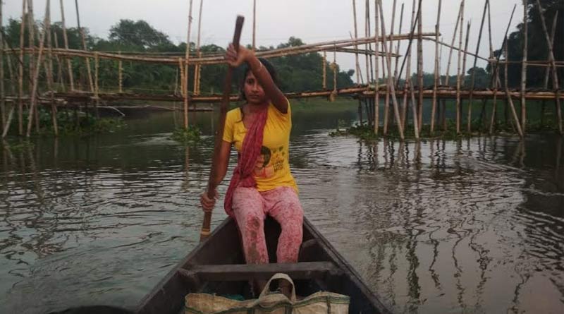 কাঁধে সংসারের ভার, বৈঠা হাতেই পুজো কাটে দশভুজা সুপর্ণার