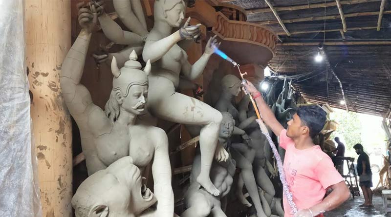 অকাল বর্ষণে বিভ্রাটে প্রতিমা শিল্পীরা, যুদ্ধকালীন তৎপরতায় চলছে কাজ