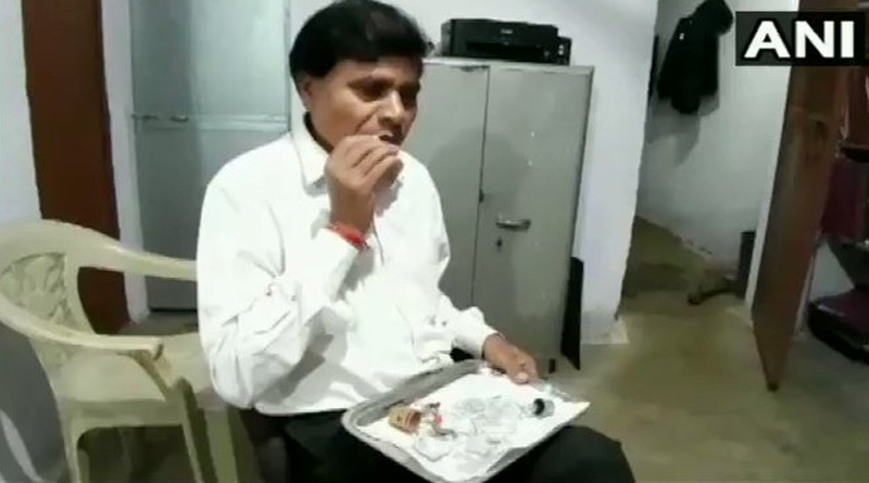 ৪৫ বছর ধরে কাচ চিবিয়ে খাচ্ছেন মধ্যপ্রদেশের আইনজীবী, কেন জানেন?