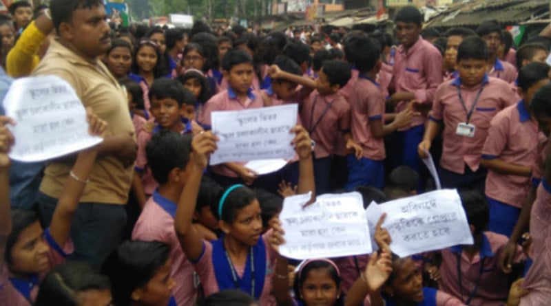 স্কুলে ঢুকে ছাত্রকে মার তৃণমূল নেতার, রাস্তা আটকে বিক্ষোভ অভিভাবকদের