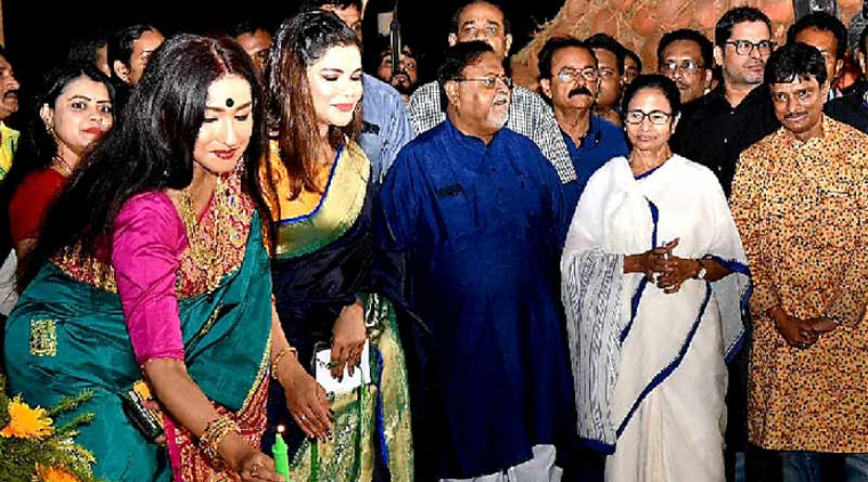 কাজে ‘ছুটি’, মমতার সঙ্গে ঠাকুর দেখলেন পিকে