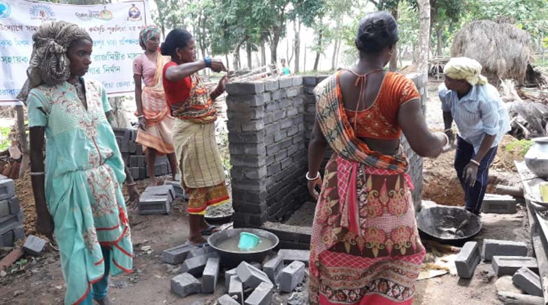 সমাজের বাঁকা দৃষ্টি এড়িয়ে রাজমিস্ত্রির কাজ, প্রশংসা কুড়োচ্ছেন পুরুলিয়ার ৭ মহিলা