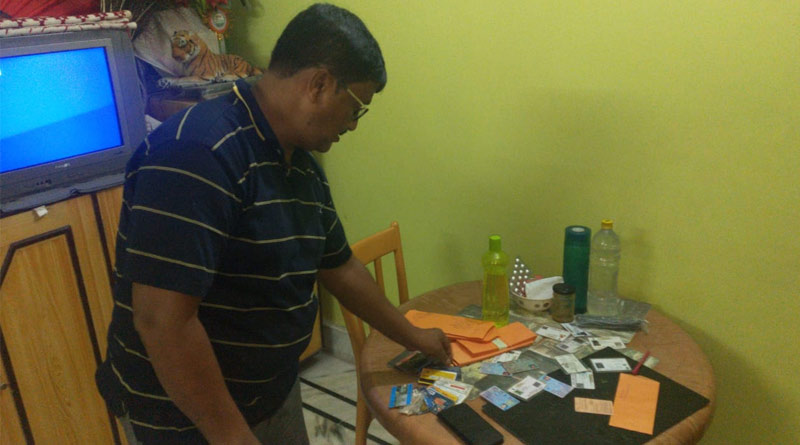 প্ল্যাটফর্মে হারানো পরিচয়পত্র ফেরাচ্ছেন নিজের খরচে, নজির প্রাক্তন বায়ুসেনাকর্মীর