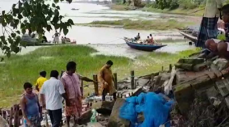 রায়চকে বিস্তীর্ণ এলাকা জুড়ে হুগলি নদীর বাঁধে ধস, আতঙ্কিত গ্রামবাসীরা