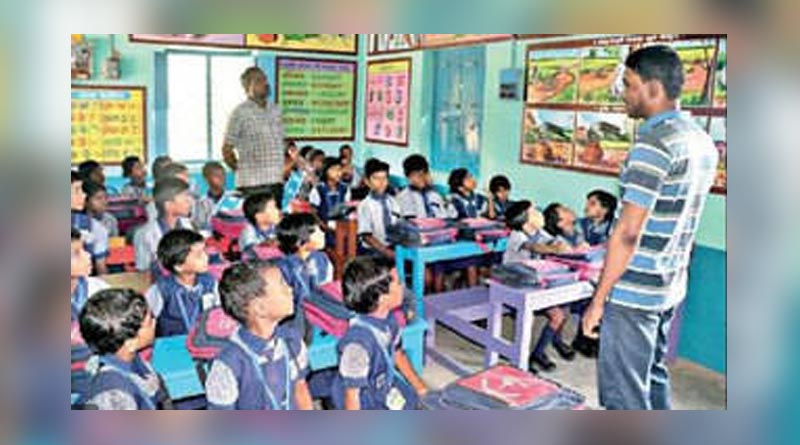 সাজানো ক্লাসরুম, নিয়মিত মিড-ডে মিলের টানেই স্কুলে হাজির পড়ুয়ারা