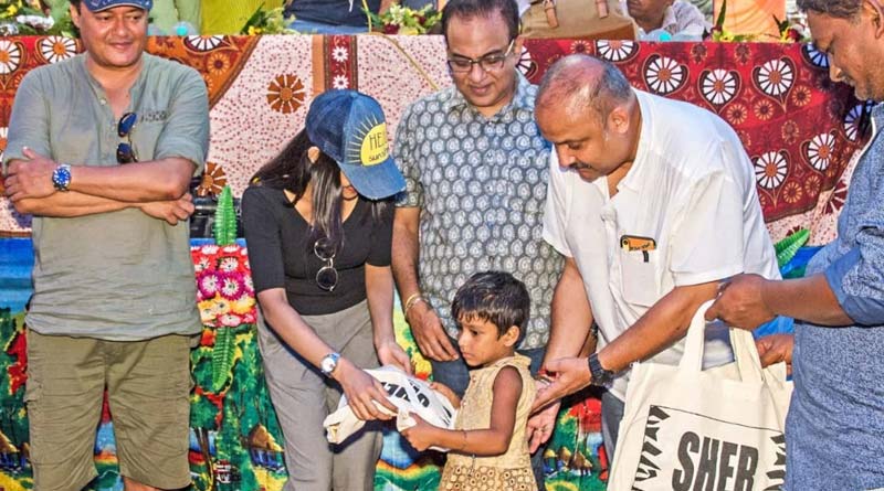 জঙ্গল এলাকার মানুষের হাতে পুজোয় নতুন উপহারের ডালি তুলে দিল ‘শের’