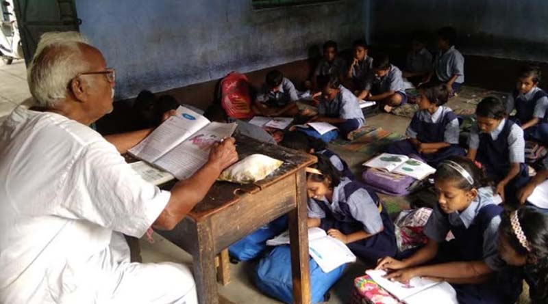 ১৬ বছর ধরে বিনা পয়সায় ছাত্র পড়ান পুরুলিয়ার এই শিক্ষক