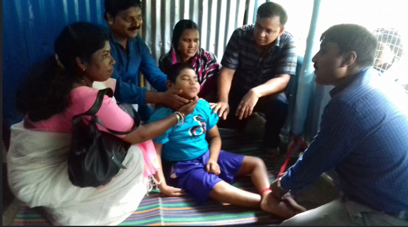 দড়ি দিয়ে বেঁধে রাখে বাবা-মা, বিশেষ চাহিদা সম্পন্ন ছাত্রকে শৃঙ্খলমুক্ত করলেন শিক্ষকরা
