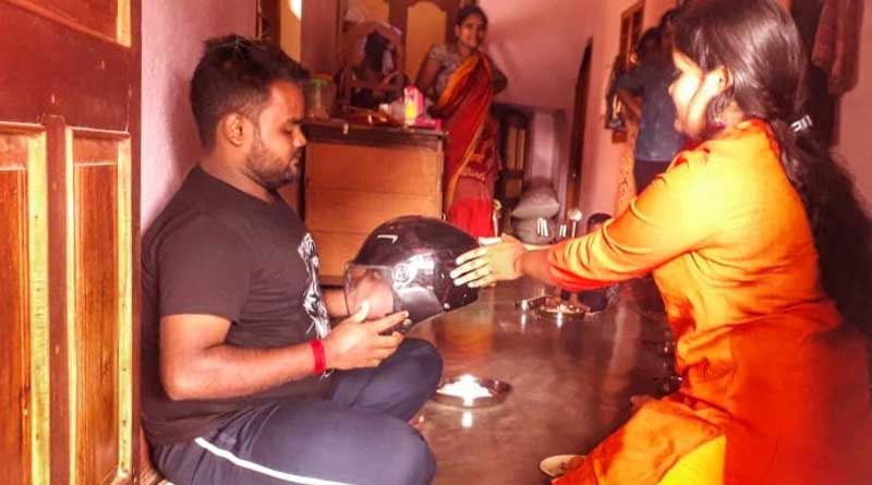 ভাইফোঁটার উপহার হেলমেট!  সচেতনতার বার্তা দিয়ে নজির গড়লেন ঝাড়গ্রামের ২ তন্বী