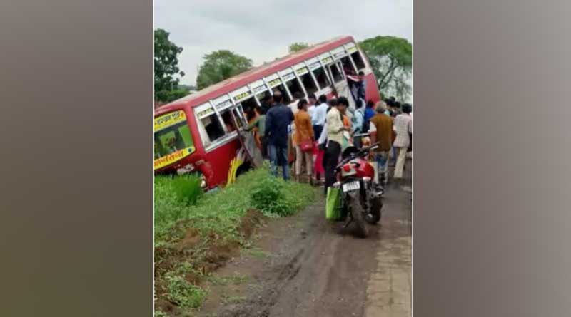 নিয়ন্ত্রণ হারিয়ে উলটে গেল বাস, দুর্ঘটনায় জখম ১৫ যাত্রী