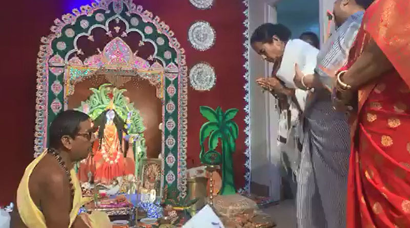 মুখ্যমন্ত্রীর বাড়িতে কালীপুজো, আমন্ত্রণ পেয়ে উপস্থিত সস্ত্রীক রাজ্যপাল