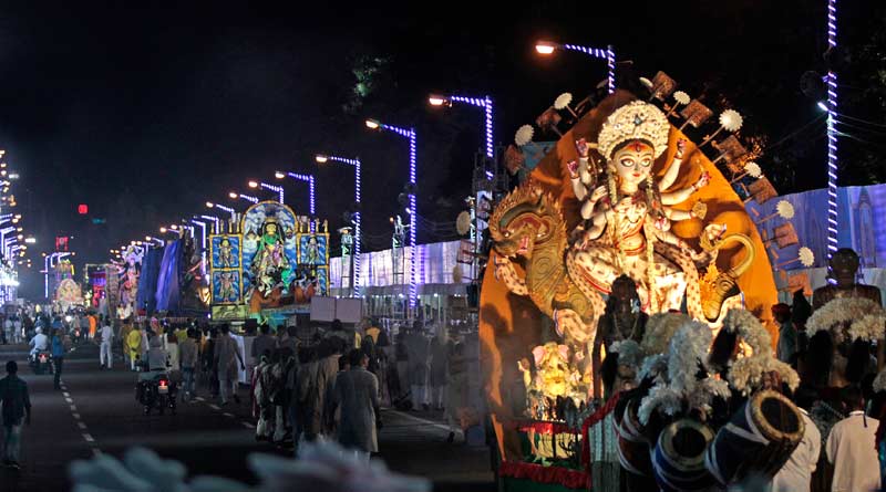 আলো ঝলমলে রেড রোড, দেখে নিন পুজো কার্নিভ্যালের নানা মুহূর্তের ছবি
