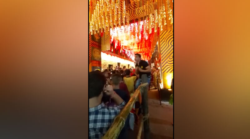 মণ্ডপে বাঁশি মুখে হাত নাড়িয়ে ভিড় সামাল, ভাইরাল ‘ব্যতিক্রমী’ পুলিশকর্মী
