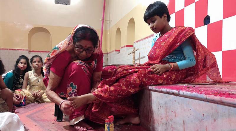 উমা বিদায়ের বিষাদ ভুলতে খালি বেদীতেই কুমারী পুজো করে ঝালদার এই পরিবার