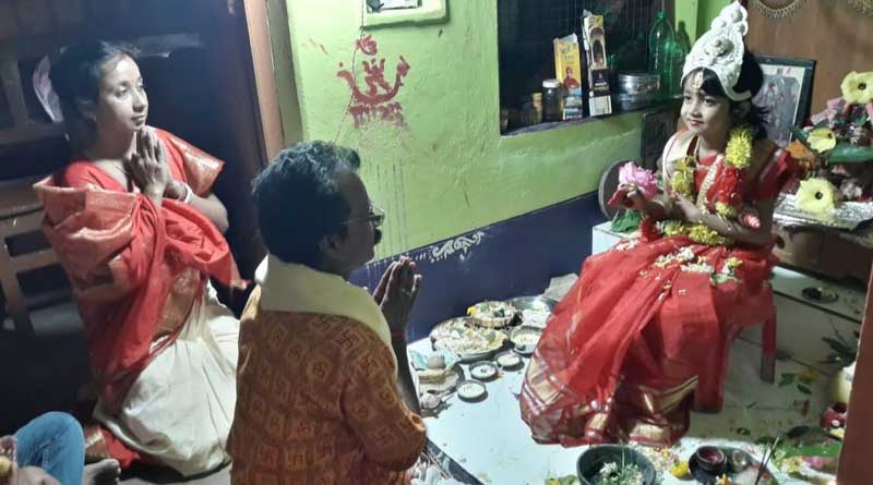 কন্যাই সম্পদ, নিজের মেয়েকে লক্ষ্মীরূপে পুজো নদিয়ার শিক্ষকের