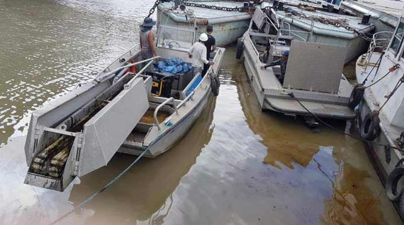 দুর্ঘটনাগ্রস্ত জাহাজ থেকে ছড়িয়ে পড়েছে তেল, বিপন্ন কর্ণফুলি নদী