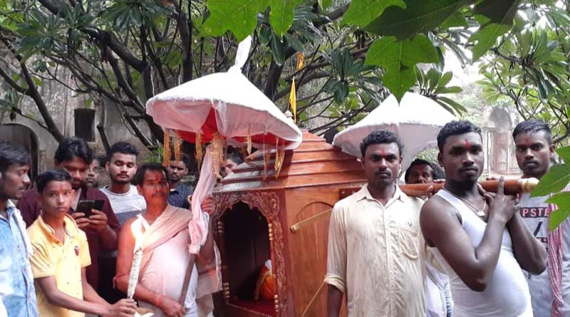 পঞ্চকোট রাজপরিবারে আজও পালকিতে কূলদেবতার নগর পরিক্রমার পর হয় বিজয়া