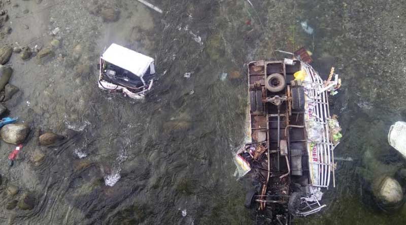 সেতুর রেলিং ভেঙে মাঝ নদীতে লরি, মৃত ব্যবসায়ী