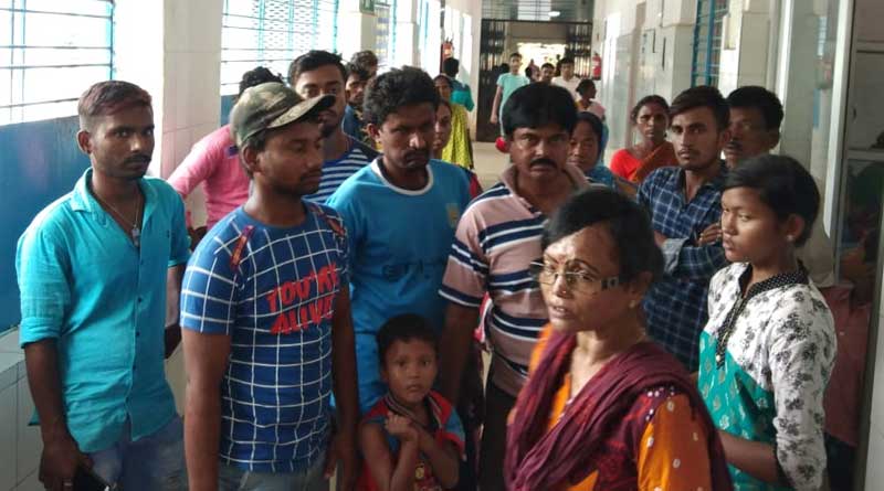 মোবাইলে মগ্ন নার্স! অক্সিজেনের অভাবে মৃত্যু রোগীর