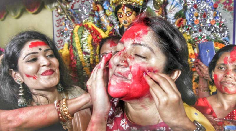 অন্য রূপে সাংসদ, দশমীতে সিঁদুরখেলায় মাতলেন লকেট
