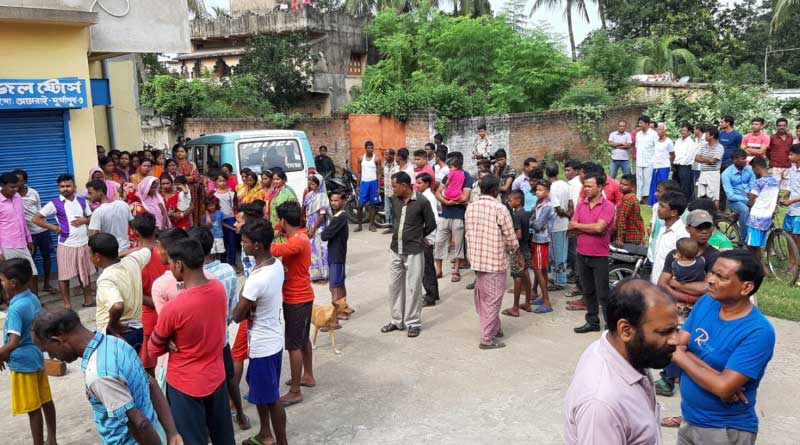ঘর থেকে মহিলার নগ্ন দেহ উদ্ধার, তাল কাটল নবমীর আনন্দে