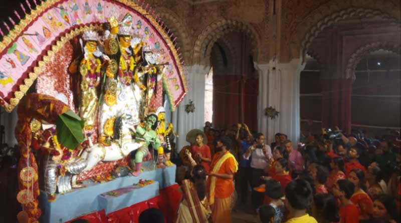 কৃষ্ণনগর রাজবাড়িতে সিঁদুরখেলায় মাতলেন মার্কিন গবেষক