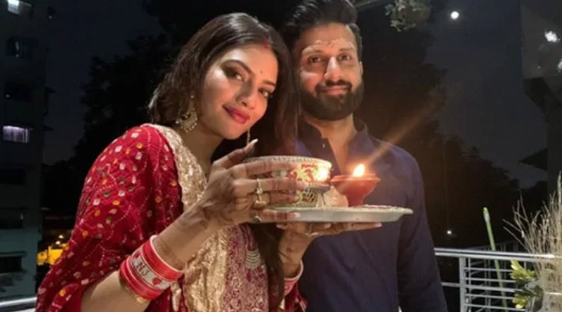 স্বামীর হাতে জল খেয়ে করবা চৌথের উপোস ভাঙলেন নুসরত