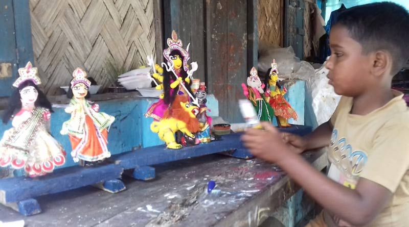 9 years old boy in Malbazar makes small Durga which attacts neighbours