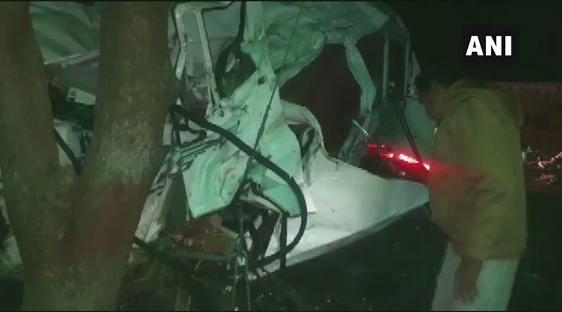 হাইওয়েতে জোড়া মিনি বাস দুর্ঘটনায় মৃত্যু ১১ যাত্রীর, আহত কমপক্ষে ন’জন