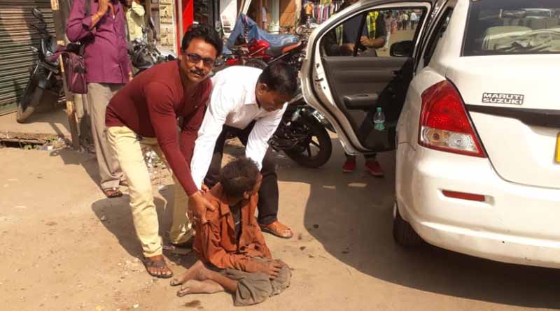 মানবিক প্রশাসনিক কর্তা, অসুস্থ যুবককে উদ্ধারের পর ভরতি করলেন হাসপাতালে