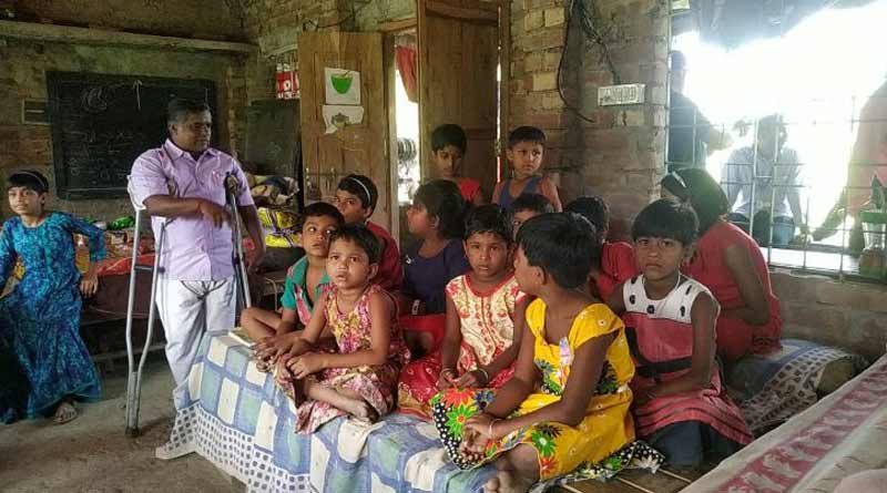 শারীরিক প্রতিবন্ধকতার উর্ধ্বে মানবতা, কাকদ্বীপের পথশিশুদের বাঁচতে শেখাচ্ছেন ‘ভাল দাদু’