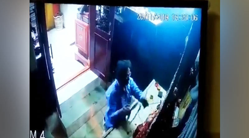 অবাক কাণ্ড! মুকুট চুরির আগে দেবীর কাছে হাত জোড় করে ক্ষমা চাইল চোর