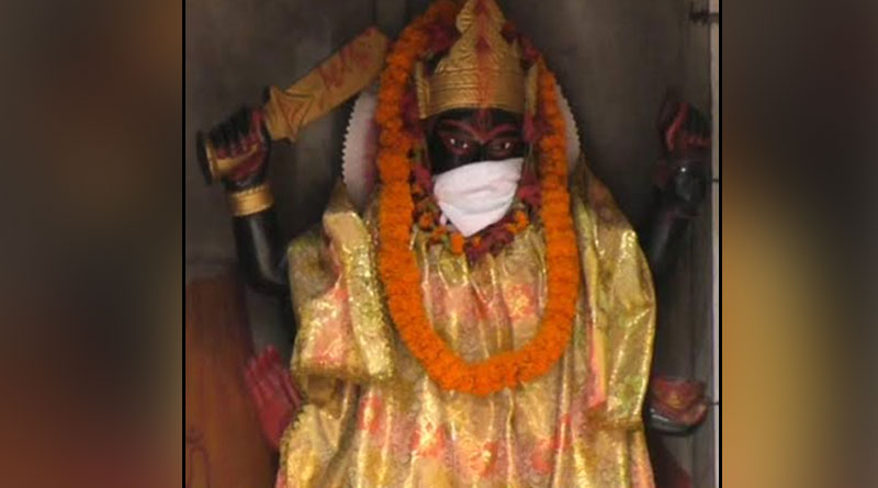 বাতাসে বিষ, দূষণ থেকে বাঁচতে মাস্ক পরতে হল মা কালীকেও!