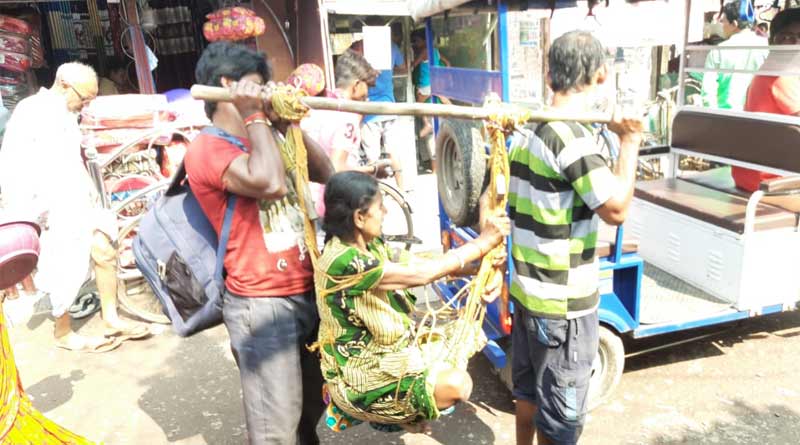 জোটেনি অ্যাম্বুল্যান্স, বাধ্য হয়ে   মাকে কাঁধে নিয়ে হাসপাতাল থেকে বাড়ি ফিরলেন রাম-লক্ষ্মণ