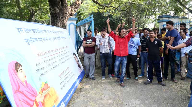 A group of youth vandalised some gate of Rabindra Sarobar Lake