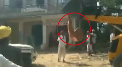 জেসিবি মেশিন ধরে ঝুলছে মহিলা গ্রাম প্রধান, ভাইরাল ভিডিও