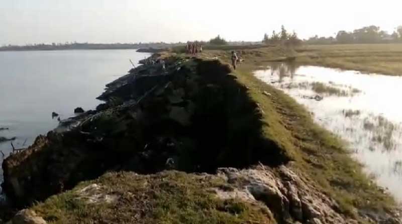 কাকদ্বীপে নদীবাঁধে ফাটলের জেরে প্লাবিত গ্রাম, আতঙ্কে স্থানীয়রা