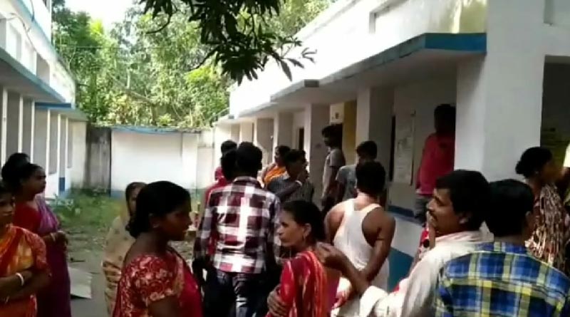 পড়া না পারায় ক্লাসরুমের মেঝে চাটানোর অভিযোগ, শিক্ষককে ঘিরে বিক্ষোভ স্কুলে