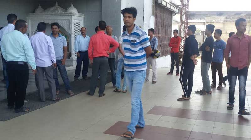 চিকিৎসার গাফিলতিতে মৃত্যু! মায়ের দেহ নিয়ে নার্সিংহোমের সামনে ধরনায় ছেলে