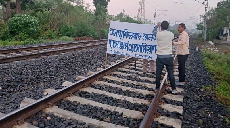 সপ্তাহের শুরুতেই শিয়ালদহ শাখায় জোড়া রেল অবরোধ, ভোগান্তিতে নিত্যযাত্রীরা