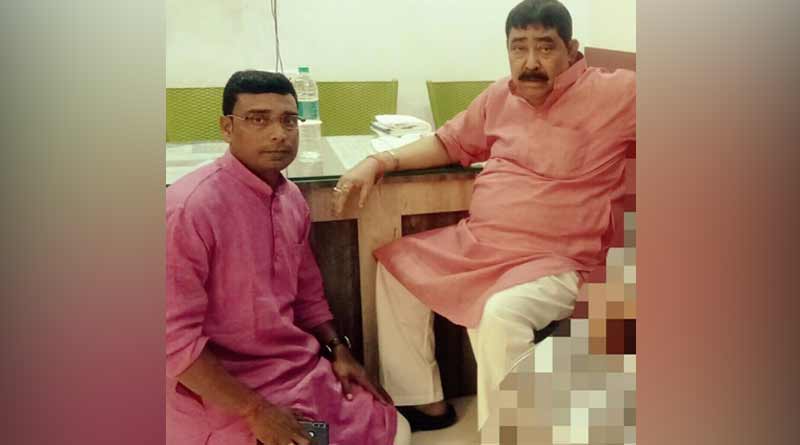 অনুব্রতর পদতলে প্রশাসনিক কর্তা! ‘মহাগুরু’ সম্বোধন করে ফেসবুক পোস্টে প্রবল বিতর্ক