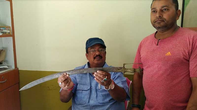 নর্দমার সাফ করতে গিয়ে উদ্ধার দেড়শো বছরের প্রাচীন তলোয়ার, চাঞ্চল্য শিলিগুড়িতে