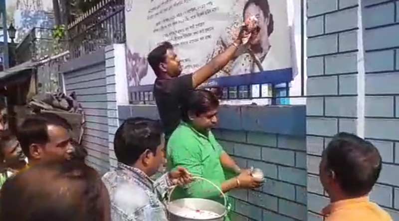 Mud on CM's poster in Burdwan town, TMC workers clean it by milk, rose