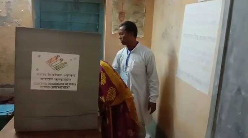 স্ত্রীকে ভোট দিতে সাহায্য, কালিয়াগঞ্জের বিজেপি প্রার্থীকে শোকজ নোটিস পাঠাল কমিশন