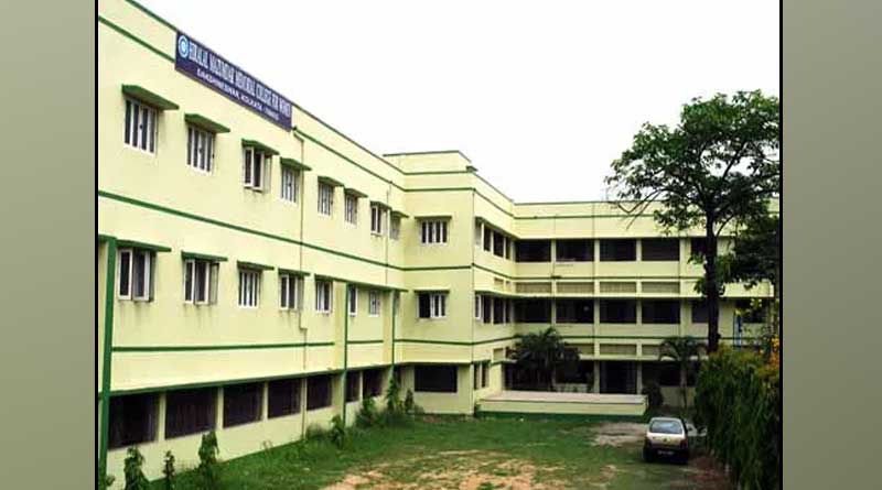 পড়ুয়াদের বিক্ষোভে উত্তাল দক্ষিণেশ্বরের হীরালাল কলেজ, দীর্ঘক্ষণ আটকে থাকলেন অধ্যাপকরা